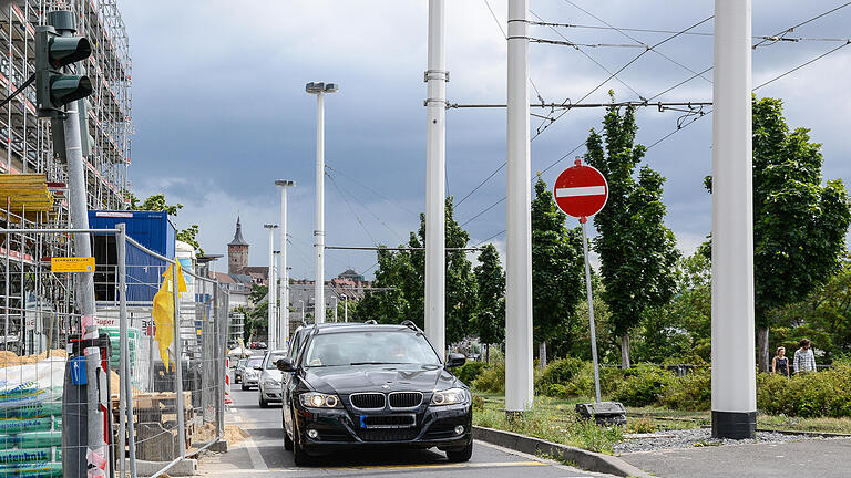 Sommer-Baustellen 2014       -  Kranenkai am CCW:  Straßensperrungen um Zuge der Erweiterung des  Kongresszentrums. Der Kranenkai ist stadteinwärts gesperrt, Bauzeit bis Ende 2014.