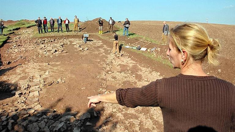 Pfalz oder Burg? Petra Wolters bei einer Führung durch die Ausgrabungen auf dem Veitsberg im Jahre 2013.