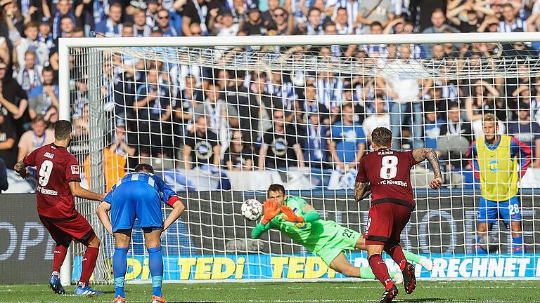 Hertha BSC - 1. FC Nürnberg       -  Vergebliche Hoffnung auf den 1:1-Ausgleich: Herthas Torwart Rune Jarstein pariert den vom Nürnberger Mikael Ishak (ganz links) unplatziert geschossenen Elfmeter.