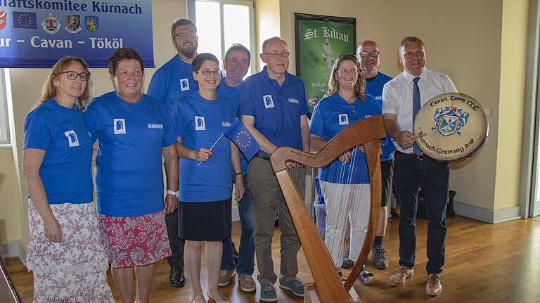 Die Gäste bei der Geschenkübergabe (von links): Colette Herrmann (Vorsitzende des Partnerschaftkomitees), Siggi Bayerl (2. Bürgermeisterin), Martin Falger, Susanne John, Edgar Kamm (3. Bürgermeister), Gerry Tierney, Maeve Sheridan, Matthias Demel und Bürgermeister Thomas Eberth mit der traditionell irischen Bodhran-Trommel.