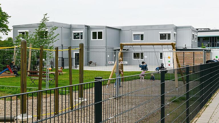 Der geplante Kindergarten in Gerolzhofen soll in Modulbauweise, ähnlich wie die abgebildete Containeranlage in Ochsenfurt, errichtet werden. Derzeit steht die Stadt in hoffnungsvollen Gesprächen mit dem Bayerischen Roten Kreuz. Der geplante Kindergarten in Gerolzhofen soll in Modulbauweise, ähnlich wie die abgebildete Containeranlage in Ochsenfurt, errichtet werden. Derzeit steht die Stadt in hoffnungsvollen Gesprächen mit dem Bayerischen Roten Kreuz.