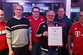 Den Gründungsmitglieder des vor 30 Jahren gegründeten Fanclubs &bdquo;Red Boys Haßfurt&ldquo; verlieh der FC Bayern München eine Ehrenurkunde. Darüber freuen sich (von links) Frank Pommer, Thomas Ort, Rainer Zösch, Manfred Abeltshauser, Mathias Ullrich und Michael Kahles.