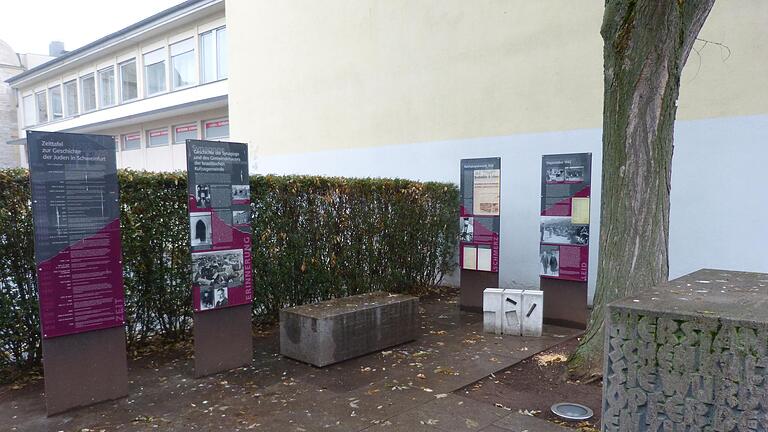 Ziemlich verloren steht das Koffermahnmal an der Synagogen-Gedenkstätte. Es wurde Mitte des Jahres von der Öffentlichkeit unbemerkt aufgestellt.