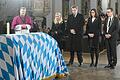 Vor dem aufgebahrten Sarg im Dom erwiesen Karin Baumüller-Söder, Markus Söder, Ilse Aigner und Christian Schuchardt der verstorbenen Barbara Stamm die letzte Ehre. Links im Bild Generalvikar Jürgen Vorndran.