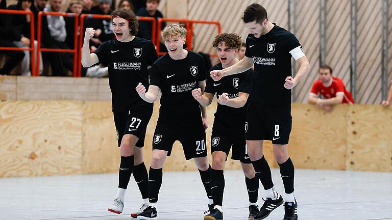 Jubel über den im Neun-Meter-Schießen errungenen dritten Platz durch die Spieler der SpVgg Giebelstadt: (von links) Felix Hirsch, Louis Fürst, Dennis Deppner und Noah Ratsch. Jubel über den im Neun-Meter-Schießen errungenen dritten Platz durch die Spieler der SpVgg Giebelstadt: (von links) Felix Hirsch, Louis Fürst, Dennis Deppner und Noah Ratsch.