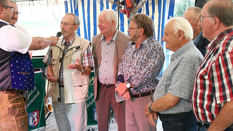 Eine besondere Ehre kam den Gründungsmitgliedern zuteil. Sie wurden für 70 Jahre Treue ausgezeichnet. Bei der Ehrung erzählten sie so manch interessante Anekdote aus der damaligen Gründungszeit. Eine besondere Ehre kam den Gründungsmitgliedern zuteil. Sie wurden für 70 Jahre Treue ausgezeichnet. Bei der Ehrung erzählten sie so manch interessante Anekdote aus der damaligen Gründungszeit.