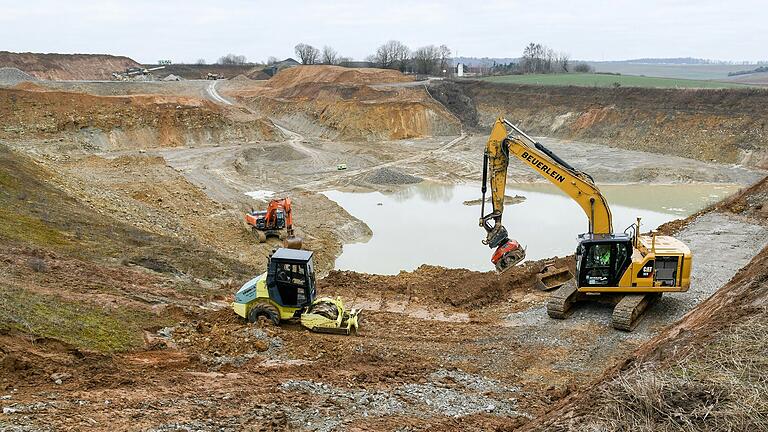 Tongrube in Helmstadt: Die Volkacher Recyclingfirma Beuerlein will dort eine Deponie für belastetes Material und Bauschutt anlegen. Tongrube in Helmstadt: Die Volkacher Recyclingfirma Beuerlein will dort eine Deponie für belastetes Material und Bauschutt anlegen.