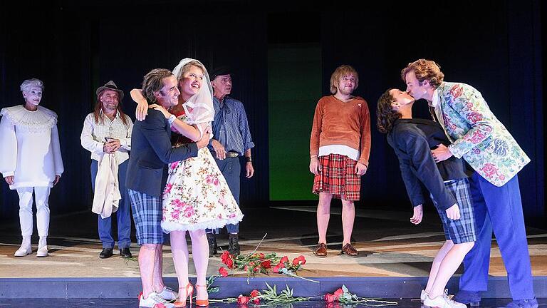 Glückliches Ende mit Anja Brünglinghaus (Narr), Meinolf Steiner (Sir Toby), Paul Walther (Sebastian), Hannah Walther (Olivia), Antonio (Anton Koelbl), Martin Liema (Sir Andrew), Viola (Lenja Schultze) und Orsino (Bastian Beyer). Glückliches Ende mit Anja Brünglinghaus (Narr), Meinolf Steiner (Sir Toby), Paul Walther (Sebastian), Hannah Walther (Olivia), Antonio (Anton Koelbl), Martin Liema (Sir Andrew), Viola (Lenja Schultze) und Orsino (Bastian Beyer).
