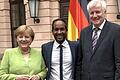 Ein Brückenbauer? Umeswaran Arunagirinathan zwischen Angela Merkel und Horst Seehofer bei der Gedenkstunde in Berlin anlässlich des Weltflüchtlingstags.