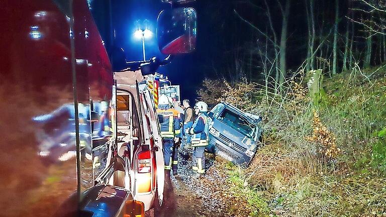 In den frühen Neujahrsstunden wurden die Feuerwehren aus Bad Brückenau und dem Markt Zeitlofs zu einem Verkehrsunfall im Waldgebiet zwischen Zeitlofs und Roßbach gerufen.       -  In den frühen Neujahrsstunden wurden die Feuerwehren aus Bad Brückenau und dem Markt Zeitlofs zu einem Verkehrsunfall im Waldgebiet zwischen Zeitlofs und Roßbach gerufen.