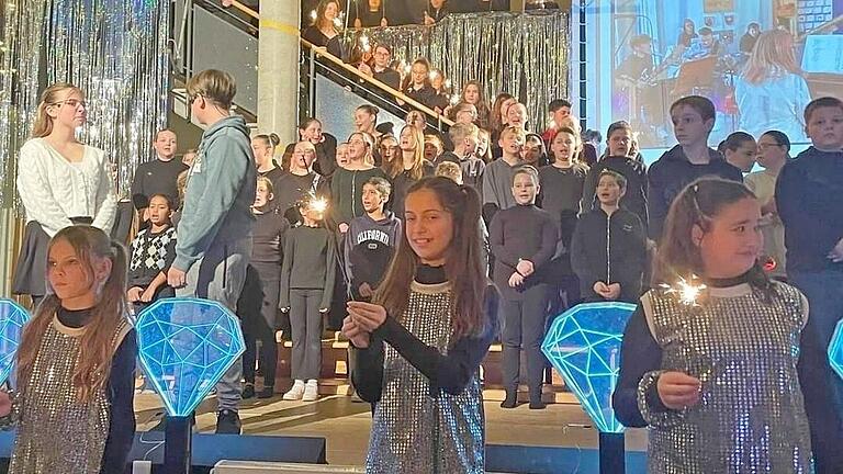 Zum Finale kamen alle Mitwirkenden nochmal auf und an die Bühne und lieferten ein glitzerndes Schlussbild. Zum Finale kamen alle Mitwirkenden nochmal auf und an die Bühne und lieferten ein glitzerndes Schlussbild.