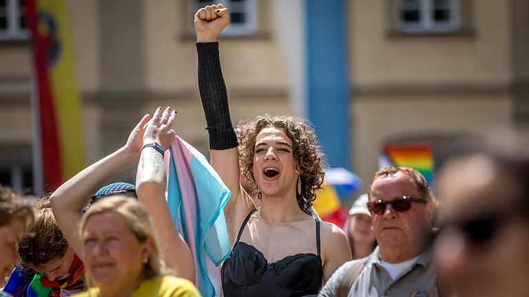 Beim Christopher Street Day (CSD) geht es vor allem um Protest gegen die anhaltende Diskriminierung queerer Menschen.
