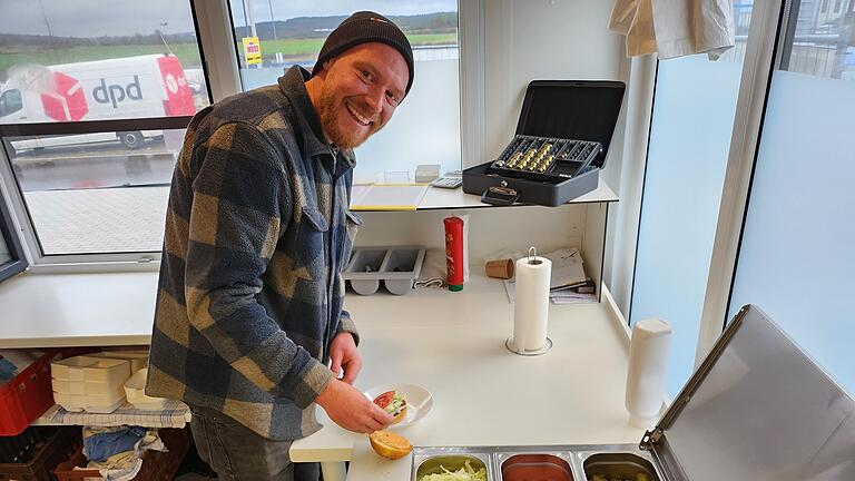 Burger in Oerlenbach vom Weiderind - Maximilian Beck hat zehn Jahre im vier-Sterne-Superior-Hotel 'Kunzmann's' in Bad Bocklet gekocht. Jetzt brät Burger-Pattys, wendet Rindswürste und bereitet Chili con Carne zu - mit dem größten Vergnügen. Burger in Oerlenbach vom Weiderind - Maximilian Beck hat zehn Jahre im vier-Sterne-Superior-Hotel 'Kunzmann's' in Bad Bocklet gekocht. Jetzt brät Burger-Pattys, wendet Rindswürste und bereitet Chili con Carne zu - mit dem größten Vergnügen.
