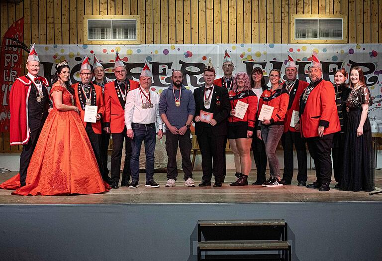 Das Prinzenpaar (von links) Prinz Peter und Prinzessin Nicole freuen sich mit den vom FVF geehrten Kai Fuchs, Martin Lindner, Mirko Gutjahr, Klaus Günther, Sebastian Kaidel, Jonas Eyrich, Axel Ehliger, Annika Lapp, Heike Wendemuth, Emmi Wendemuth, Swen Wendemuth, Gesellschaftspräsident Ralf Spiegel, Pagin Lena Till und Hofdame Regina Ehrlich. Das Prinzenpaar (von links) Prinz Peter und Prinzessin Nicole freuen sich mit den vom FVF geehrten Kai Fuchs, Martin Lindner, Mirko Gutjahr, Klaus Günther, Sebastian Kaidel, Jonas Eyrich, Axel Ehliger, Annika Lapp, Heike Wendemuth, Emmi Wendemuth, Swen Wendemuth, Gesellschaftspräsident Ralf Spiegel, Pagin Lena Till und Hofdame Regina Ehrlich.