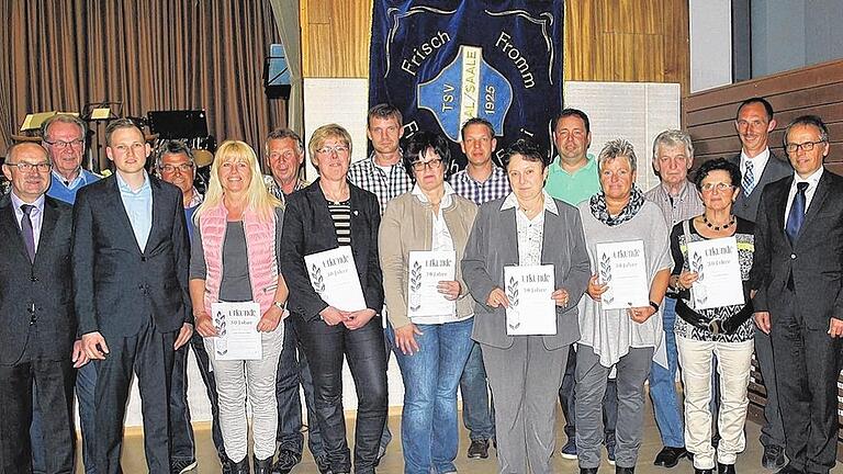 Seit 30 Jahren Mitglied: Beim Festkommers erhielten auch die &bdquo;Jüngeren&ldquo; Urkunden für ihre Vereinstreue.