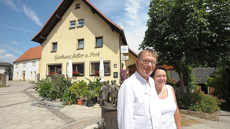 Nummer zwei: Der Gasthof Adler und Post schließt am 29. Juli. Im Bild die Eigentümer Hans-Georg und Elke Reuß