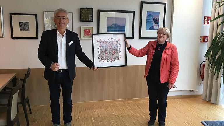 Bildübergabe an den Leiter Raimund Binder (links). Bildübergabe an den Leiter Raimund Binder (links).