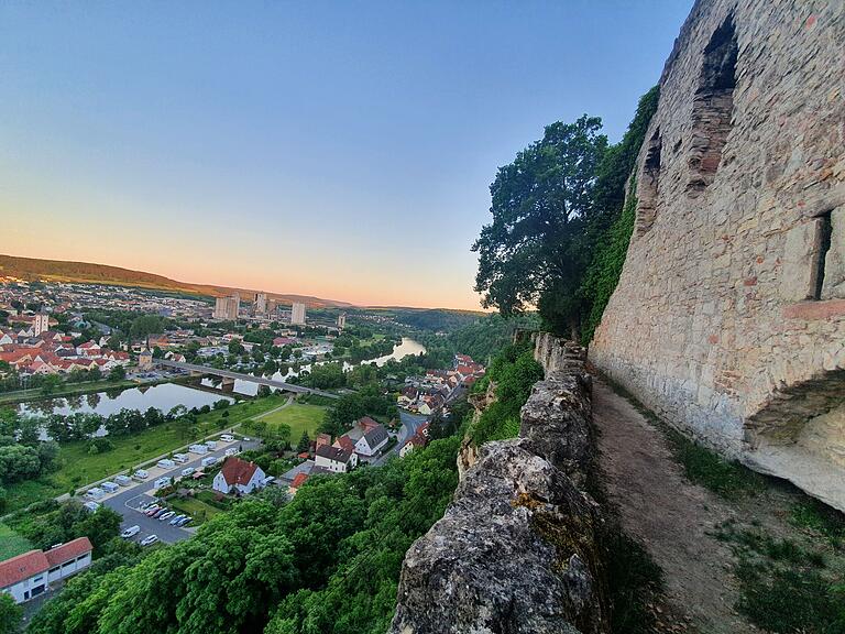 Marco 'Haino' Heinickel schießt auf seinen Wandertouren gerne sehenswerte Fotos mit seinem Handy. Hier der Ausblick von der Karlsburg in Karlstadt. Marco 'Haino' Heinickel schießt auf seinen Wandertouren gerne sehenswerte Fotos mit seinem Handy. Hier der Ausblick von der Karlsburg in Karlstadt.