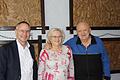 Drago Siljevinac (rechts) mit seiner Frau Dinka und Bürgermeister Stefan Wolfshörndl vor einigen der geschnitzten Kunstwerke.