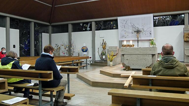 Bei der Kreuzwegstation in der Kirche St. Albanus in Erbshausen-Sulzwiesen. Bei der Kreuzwegstation in der Kirche St. Albanus in Erbshausen-Sulzwiesen.