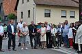 Segnung der Straßen nach der Dorferneuerung in Ipthausen: Landrat Thomas Habermann, Bürgermeister Thomas Helbling, Ruth Scheulein (dahinter Günter Kempf), Steffen Vogel, Dorit Bollmann und Eva Kiesekamp vom ALE (erste Reihe, von links) sowie Iphäuser Bürgerinnen und Bürger waren dabei.