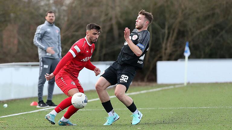 Dardan Karimani (links), hier beim Test gegen Offenbach im Duell mit Vincent Moreno Giesel erzielte im nichtöffentlichen Vorbereitungsspiel beim FC Augsburg II den entscheidenden Treffer. Dardan Karimani (links), hier beim Test gegen Offenbach im Duell mit Vincent Moreno Giesel erzielte im nichtöffentlichen Vorbereitungsspiel beim FC Augsburg II den entscheidenden Treffer.