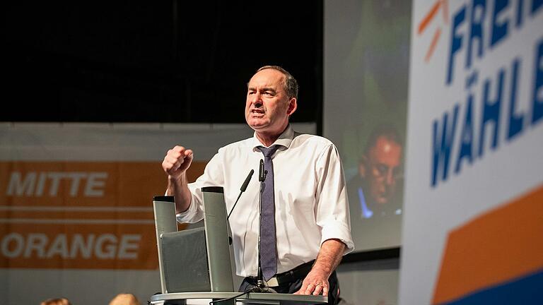 Hubert Aiwanger, hier beim Bundesparteitag der Freien Wähler im November, diskutiert mit den Kandidaten von BSW, Linke und AfD bei der BR24-Wahlarena in Würzburg. Hubert Aiwanger, hier beim Bundesparteitag der Freien Wähler im November, diskutiert mit den Kandidaten von BSW, Linke und AfD bei der BR24-Wahlarena in Würzburg. 