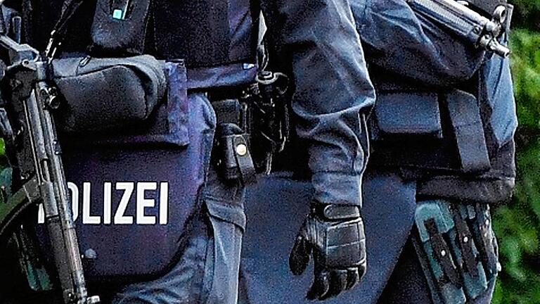 Polizeieinsatz in Chemnitz       -  Schwer bewaffnete Polizisten beim Einsatz in Chemnitz.