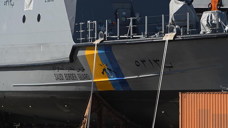 Ein Küstenschutzboot für Saudi-Arabien wird im Hafen Mukran auf ein Transportschiff verladen.
