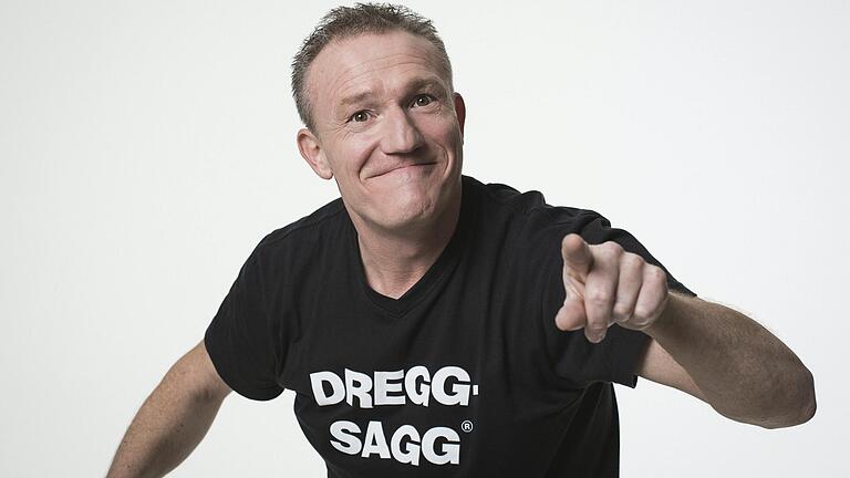 Der Rhöner Kabarettist Michl Müller singt mit 'Die längste Polonäse auf der Welt' die Faschingshymne der Session. Der Rhöner Kabarettist Michl Müller singt mit 'Die längste Polonäse auf der Welt' die Faschingshymne der Session.