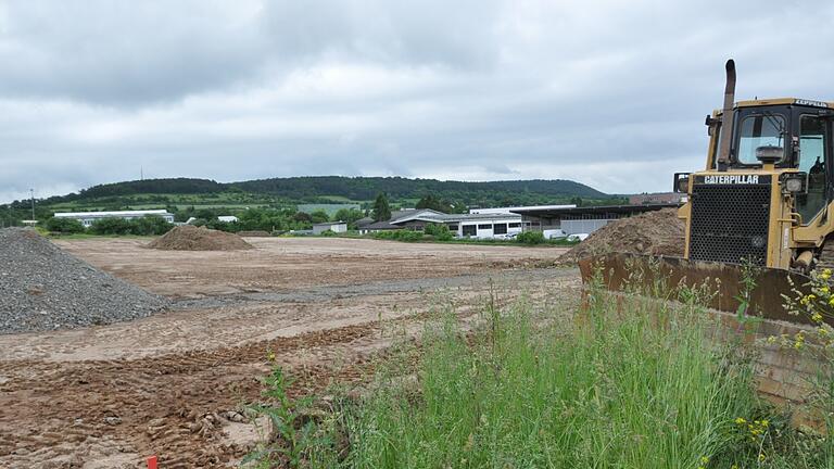 2016: Baustelle Hagebaumarkt der Marktheidenfelder Baumarkt Immobilien GmbH (MBI), Udo-Lermann-Straße, Marktheidenfeld. 2016: Baustelle Hagebaumarkt der Marktheidenfelder Baumarkt Immobilien GmbH (MBI), Udo-Lermann-Straße, Marktheidenfeld.