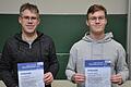 Maximilian Thomas (rechts) hat es in die Bundesrunde der Physik-Olympiade geschafft. Auch sein Physiklehrer Thomas Heinrich drückt ihm die Daumen, dass er es bis in die Endrunde nach Tokyo schafft.