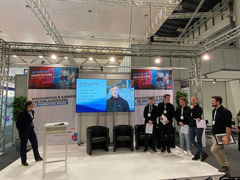 Die ausgezeichneten Kurtz Ersa-Auszubildenden bei der Preisverleihung im April auf der Hannover Messe: (von links) Anton Siemon (Bildschirm), Antonin Hepp, Johannes Heroth, Marius Rösch, Alissa Reuber und Eric Ullrich (der das Team als Sustainability Expert im Kurtz Ersa-Konzern unterstützte).
