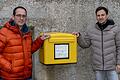 Bis zur Bundestagswahl werden wohl viele Wahlzettel in diesem Briefkasten in Sailershausen landen. Volker Ortloff (links) und Adrian Ort (rechts) kämpfen dafür, dass das Dorf wieder ein Wahllokal bekommt.