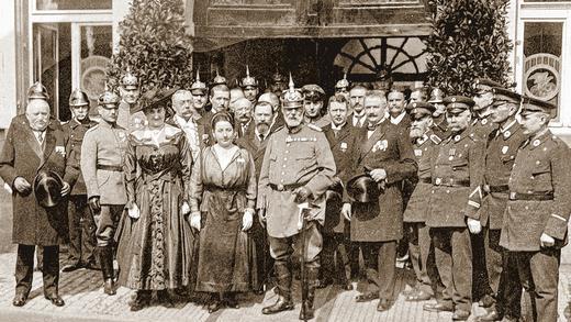 Der König zu Besuch in Schweinfurt: Ludwig III. flankiert von Betty und Ernst Sachs 1917.