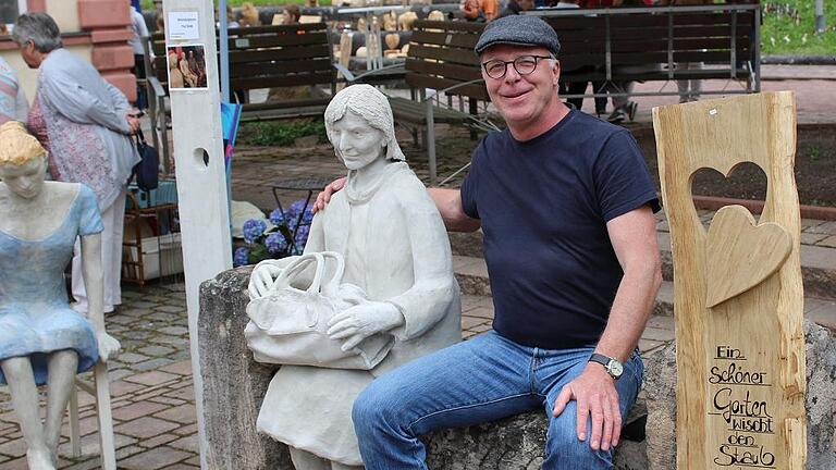 Heimspiel: Der Gemündener Paul Bode mit seinen Betonskulpturen beim Maimarkt in Gemünden.