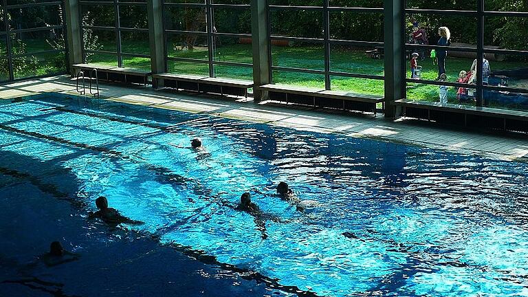 sme hallenbad 598 - Schwebt das Damoklesschwert der Generalsanierung über dem Zeiler Hallenbad? Zumindest war die Renovierung des Bades eines der Themen, über das Bürgermeister Stadelmann und seine Stadträte im Rahmen einer Klausurtagung diskutierten. Zumindest eine sofortige Schließung des Bades könne laut Stadelmann ausgeschlossen werden. sme hallenbad 598 - Schwebt das Damoklesschwert der Generalsanierung über dem Zeiler Hallenbad? Zumindest war die Renovierung des Bades eines der Themen, über das Bürgermeister Stadelmann und seine Stadträte im Rahmen einer Klausurtagung diskutierten. Zumindest eine sofortige Schließung des Bades könne laut Stadelmann ausgeschlossen werden.
