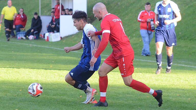 Zweikampf zwischen Yannik Hörning (links) vom SV Birkenfeld und dem Lohrer Felix Müller. Zweikampf zwischen Yannik Hörning (links) vom SV Birkenfeld und dem Lohrer Felix Müller.