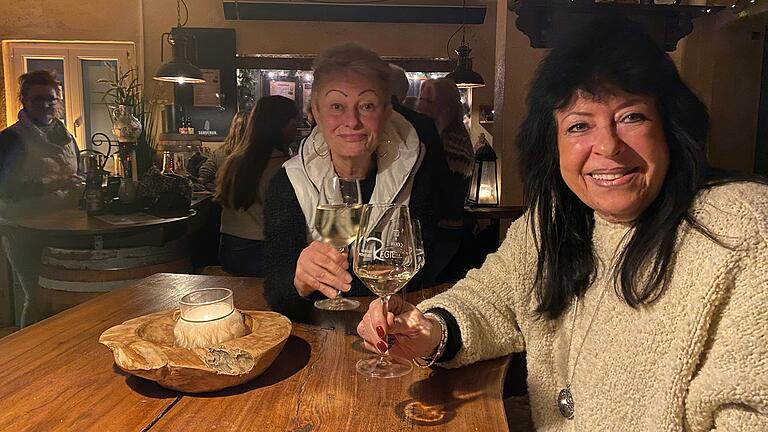 Gut besucht war der zweite Single-Treff in der kleinen Volkacher Kneipe Weinstadl. Auch die Stammgäste Margit (rechts) und Rosa nutzten die Gelegenheit. Gut besucht war der zweite Single-Treff in der kleinen Volkacher Kneipe Weinstadl. Auch die Stammgäste Margit (rechts) und Rosa nutzten die Gelegenheit.