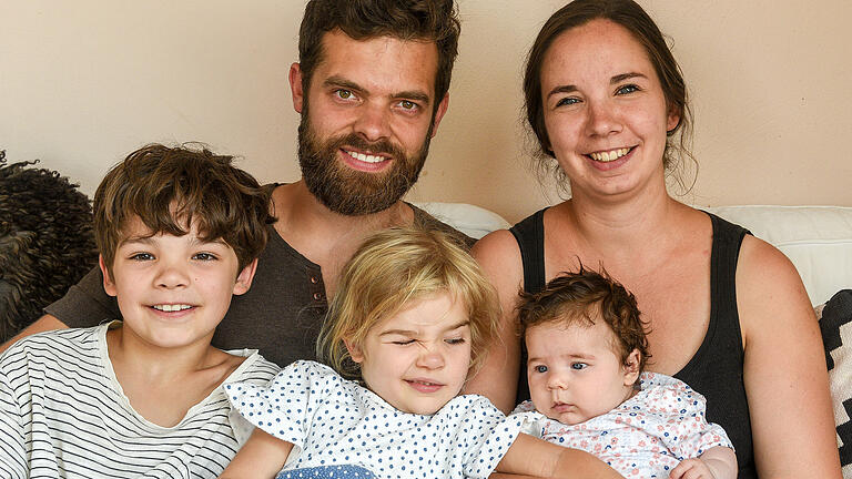 Frank und Lara Vierheilig freuen sich über die gemeinsame Zeit mit ihren Kindern (von links) Noah, Amelie und Ella. Foto: Thomas Obermeier Frank und Lara Vierheilig freuen sich über die gemeinsame Zeit mit ihren Kindern (von links) Noah, Amelie und Ella. Foto: Thomas Obermeier