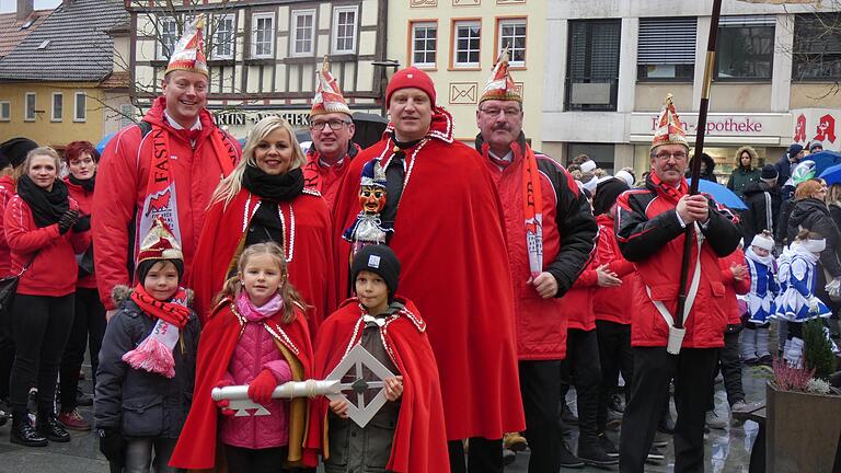 Die närrischen Hoheiten: Prinzessin Andrea III. und Prinz Christian II. mit Sarah und Eric. Von links 1. Präsident Volker Gue mit Söhnchen Finian, 2. Präsident Ralf Heuss und Vizepräsident Thomas Dietz Die närrischen Hoheiten: Prinzessin Andrea III. und Prinz Christian II. mit Sarah und Eric. Von links 1. Präsident Volker Gue mit Söhnchen Finian, 2. Präsident Ralf Heuss und Vizepräsident Thomas Dietz