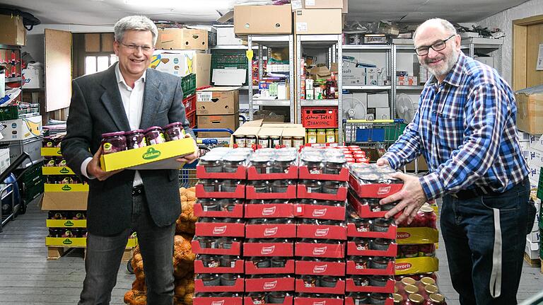 Im Lager der Lohrer Tafel vor ein paar Wochen: Logistiker Hubert Beck (rechts) und der Geschäftsführer der Diakonie Lohr Michael Donath besprechen, wann welche Lebensmittel abgeholt werden.&nbsp;