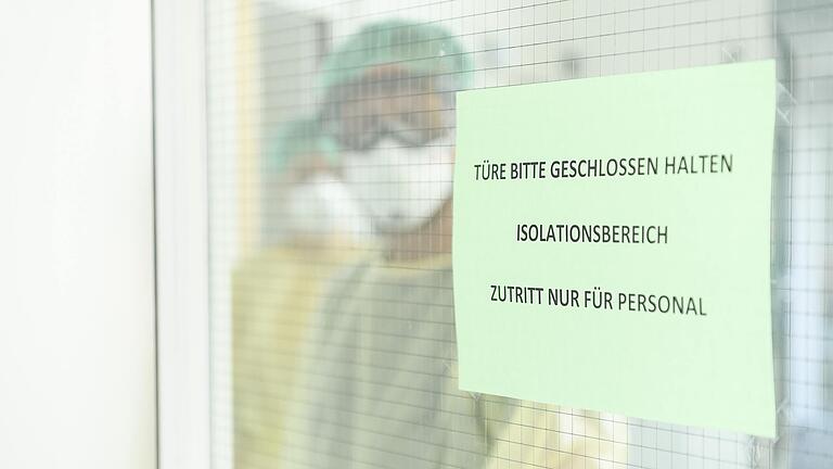 Dr. Matthias Held, Ärztlicher Direktor am Klinikum Würzburg Mitte, steht mit einer Pflegerin am Eingang der Isolierstation für Corona-Patienten an der Missio Klinik. Es gibt noch Kapazitäten, sagt der Lungenspezialist. Dr. Matthias Held, Ärztlicher Direktor am Klinikum Würzburg Mitte, steht mit einer Pflegerin am Eingang der Isolierstation für Corona-Patienten an der Missio Klinik. Es gibt noch Kapazitäten, sagt der Lungenspezialist.