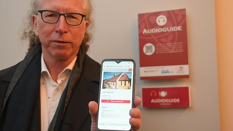 Kulturbeauftragter Johannes Wolf demonstriert den neuen Audioguide, mit dem sich Besucher des Fränkischen Spitalmuseums Aub künftig auf kurzweilige Art durch die Ausstellung leiten lassen können. Kulturbeauftragter Johannes Wolf demonstriert den neuen Audioguide, mit dem sich Besucher des Fränkischen Spitalmuseums Aub künftig auf kurzweilige Art durch die Ausstellung leiten lassen können.