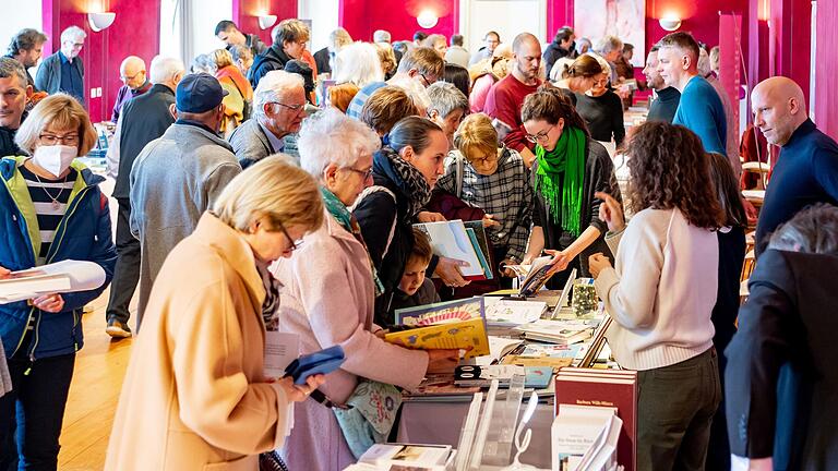 Besucherinnen und Besucher können sich bei der 'Winterlese' über das Angebot der Verlage informieren und sich auch mit Autorinnen und Autoren austauschen. Besucherinnen und Besucher können sich bei der 'Winterlese' über das Angebot der Verlage informieren und sich auch mit Autorinnen und Autoren austauschen. 