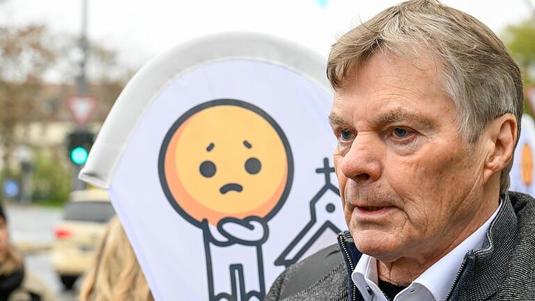 Betroffenenvertreter Edwin Benter bei der Demonstration am Montag vor dem Congress Centrum Würzburg. Er fordert ein eigenes Beteiligungsforum für ehemalige Heimkinder. Betroffenenvertreter Edwin Benter bei der Demonstration am Montag vor dem Congress Centrum Würzburg. Er fordert ein eigenes Beteiligungsforum für ehemalige Heimkinder.