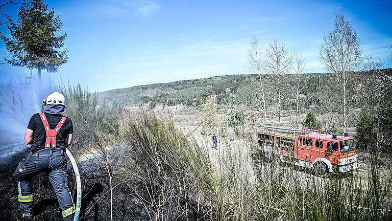 Feuerwehreinsatz bei Mittelsinn am Samstagmittag: Eine Fläche von rund 1000 Quadratmetern brannte, nachdem ein privates Feuer außer Kontrolle geraten war.