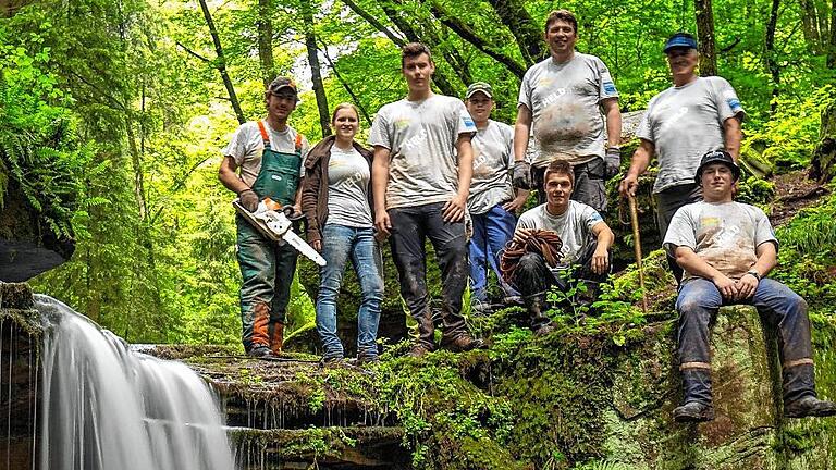 Die Arbeitshelden der Jugendfeuerwehr Gräfendorf hinter dem Wasserfall am Trettstein. Die Arbeitshelden der Jugendfeuerwehr Gräfendorf hinter dem Wasserfall am Trettstein.
