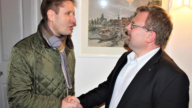 Wiesentheids Bürgermeister Werner Knaier (rechts) erwies sich als fairer Verlierer und beglückwünschte seinen frisch gewählten Nachfolger Klaus Köhler am Wahlabend. Wiesentheids Bürgermeister Werner Knaier (rechts) erwies sich als fairer Verlierer und beglückwünschte seinen frisch gewählten Nachfolger Klaus Köhler am Wahlabend.