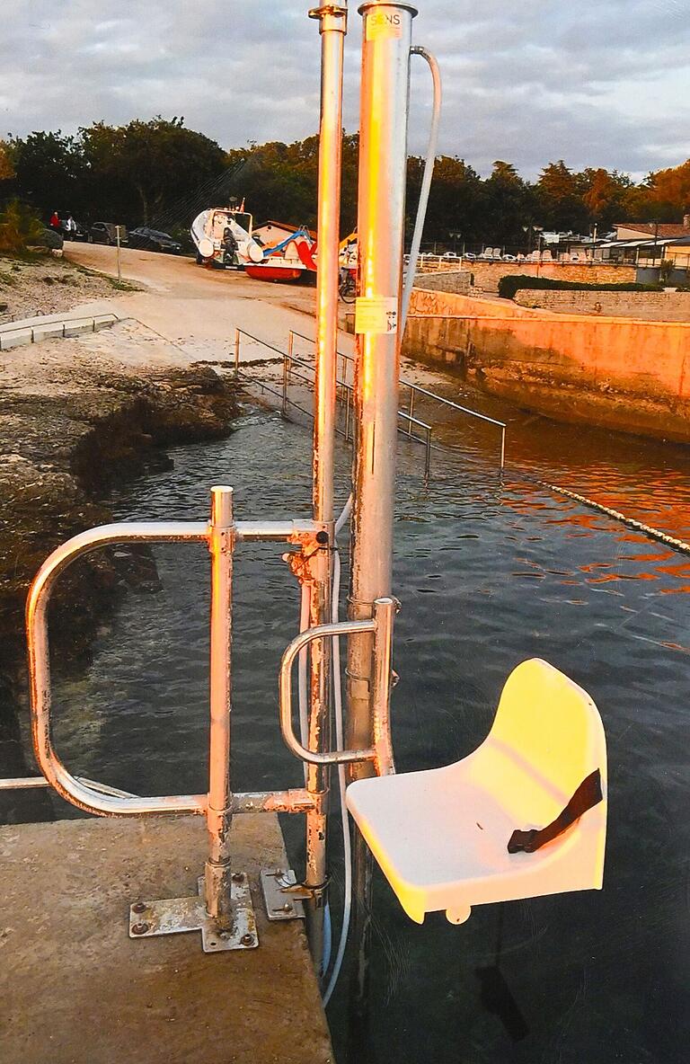 In Kroatien konnte sich Erika Eckert mit diesem Sessellift ins Meer hinablassen. In Kroatien konnte sich Erika Eckert mit diesem Sessellift ins Meer hinablassen. 